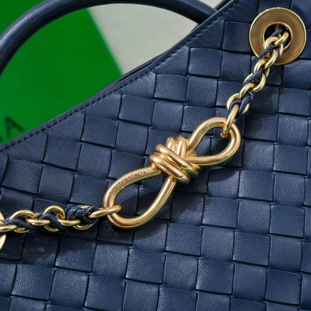 Batch 1960 BOTTEGA VENETA 2024 spring and summer new small ANDIAMO chain bag is also available! 🔥🔥I believe many friends have been waiting for a long time. The metallic chain adds a touch of sophistication to the original softness and elegance of Andiamo. The collision of classic craftsmanship and elegance creates a different kind of beauty. Style number: 6008 Size: 25*22*10.5cm
